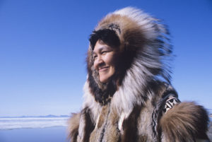 Inuit Frau in traditioneller Kleidung